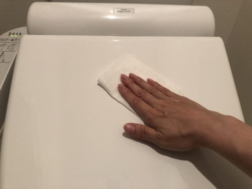 トイレの便座のフタの拭き掃除