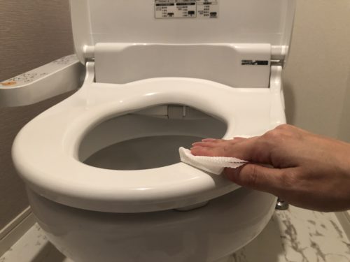 トイレの便座の表側の拭き掃除