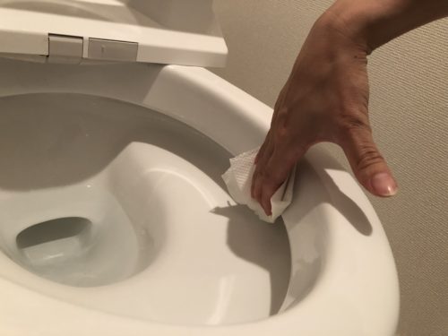 トイレの便器の内側を掃除
