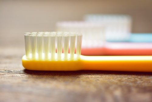 カビやサビの掃除には歯ブラシを使う