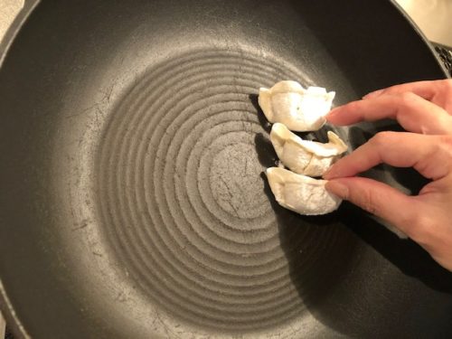 餃子は手早く並べる