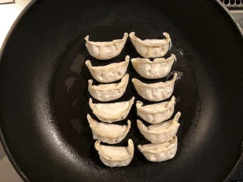 餃子を1cm間隔で並べる